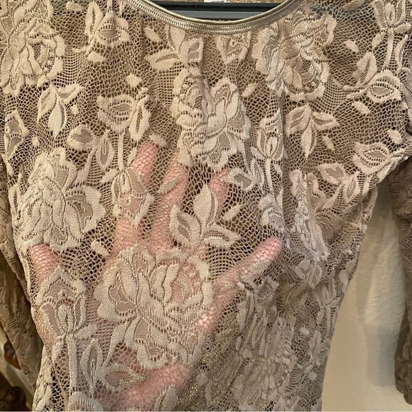 VICTORIA’S SECRET Women Light Olive Floral Long Sleeve Lace Bodysuit Size Small - Picture 5 of 8